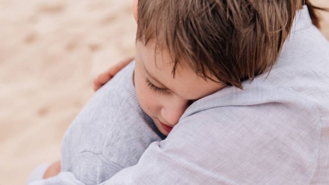 فرزند خود را در آغوش بگیرید